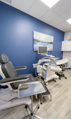 An interior room with medical equipment and beautiful artwork used for patient care at Swift Health Morrow